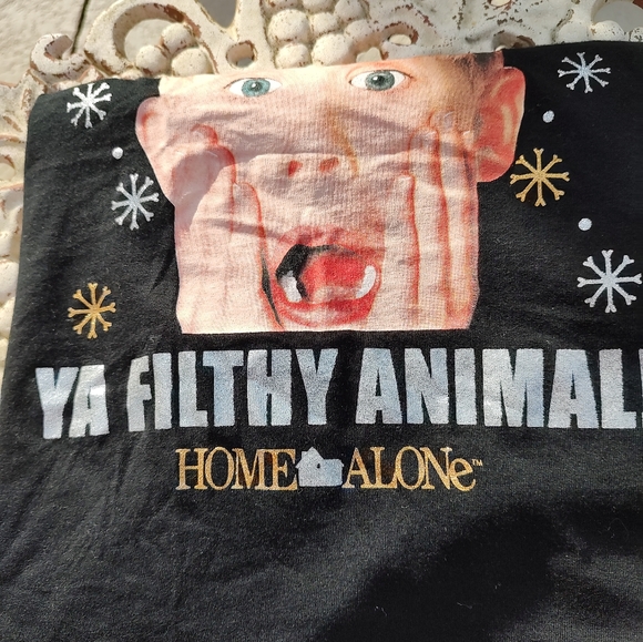 Home Alone Christmas tee. - Picture 4 of 8